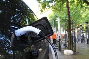 do electric cars use oil
